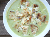 Zupa krem brokułowy z grzankami i prażonymi migdałami