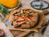 Galette z pieczoną papryką, cukinią i kozim serem
