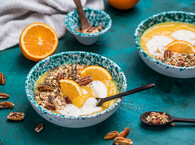 Smoothie bowl z szybką granolą