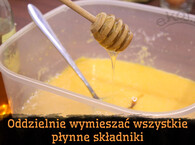 Wymieszać płynne składniki