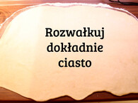 Rozwałkuj dokładnie ciasto