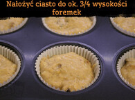 Nałożyć ciasto do foremek