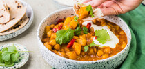 Słodko-pikantne wegańskie curry z ciecierzycą i plackami chapati