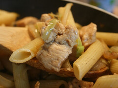 Penne, kurczak i smażony zielony por