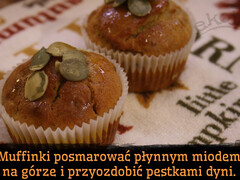 Gotowe muffiny posmarować miodem i posypać pestkami dyni