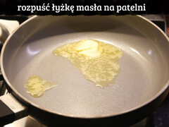 Rozpuść łyżkę masła na patelni