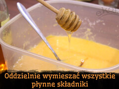 Wymieszać płynne składniki