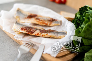 Śledzie lekko solone a'la matjas z SUSZONYMI POMIDORAMI w słoiku 250g Manufaktura Rybna