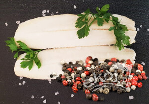 Śledzie lekko solone a'la matjas Z KOLOROWYM PIEPRZEM 250g Manufaktura Rybna