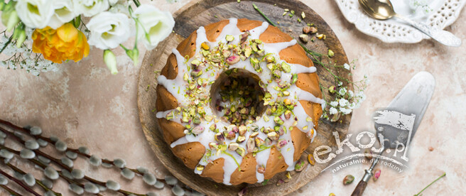 Babka majonezowa z limonkowym lukrem i pistacjami