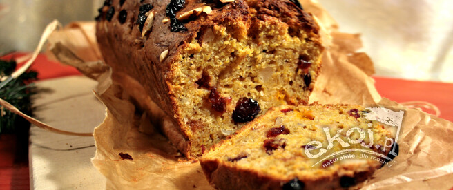 Babka dyniowa z orzechami brazylijskimi i żurawiną