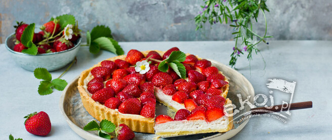 Tarta z twarożkiem i truskawkami