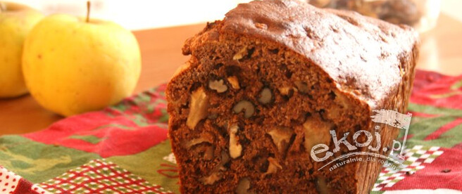 Babka bez cukru z jabłkami i orzechami